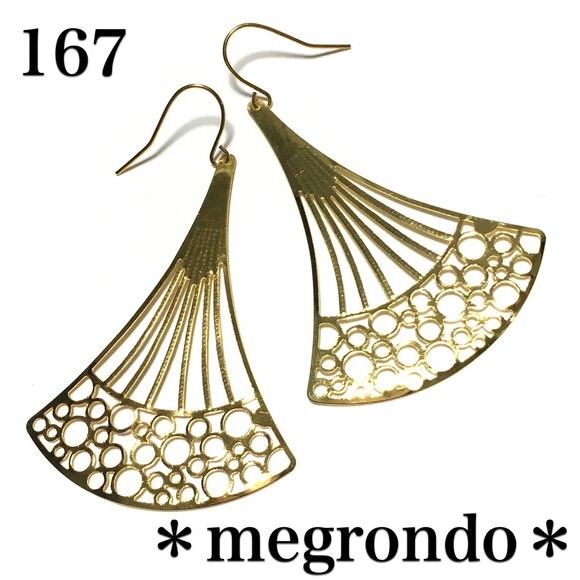 扇子形透かしプレートのピアス、金色ゴールド